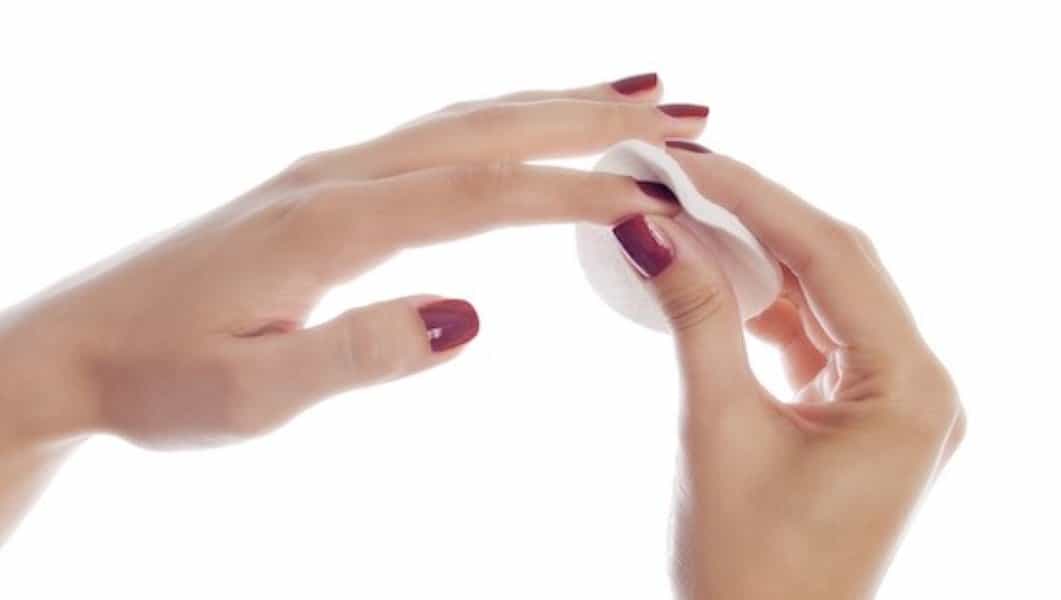 4 cách tẩy sơn móng tay nhanh, an toàn tại nhà