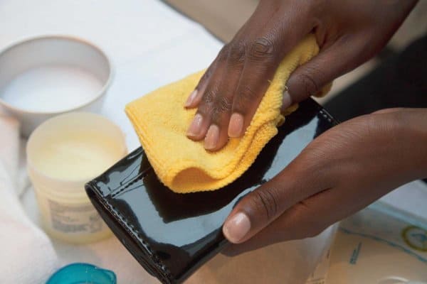 Cách làm sạch túi da đơn giản mà hiệu quả tại nhà