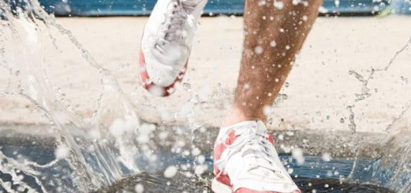 Đi giày ướt có hại không 5 cách làm giày nhanh khô