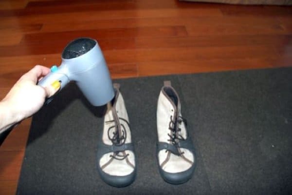 Đi giày ướt có hại không 5 cách làm giày nhanh khô