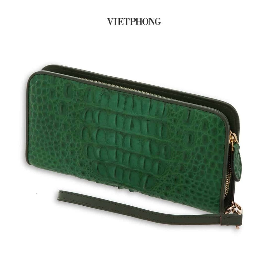Buying and selling men's crocodile leather wallets in Ho Chi Minh City