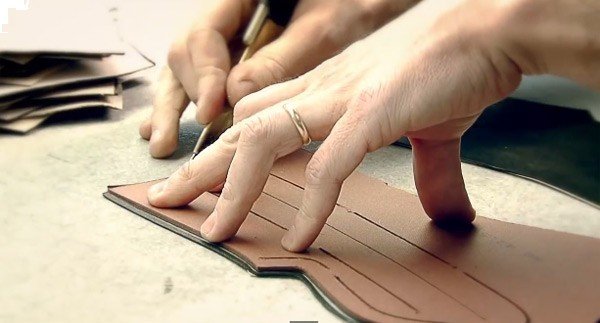 Tìm hiểu chi tiết quy trình sản xuất giày da